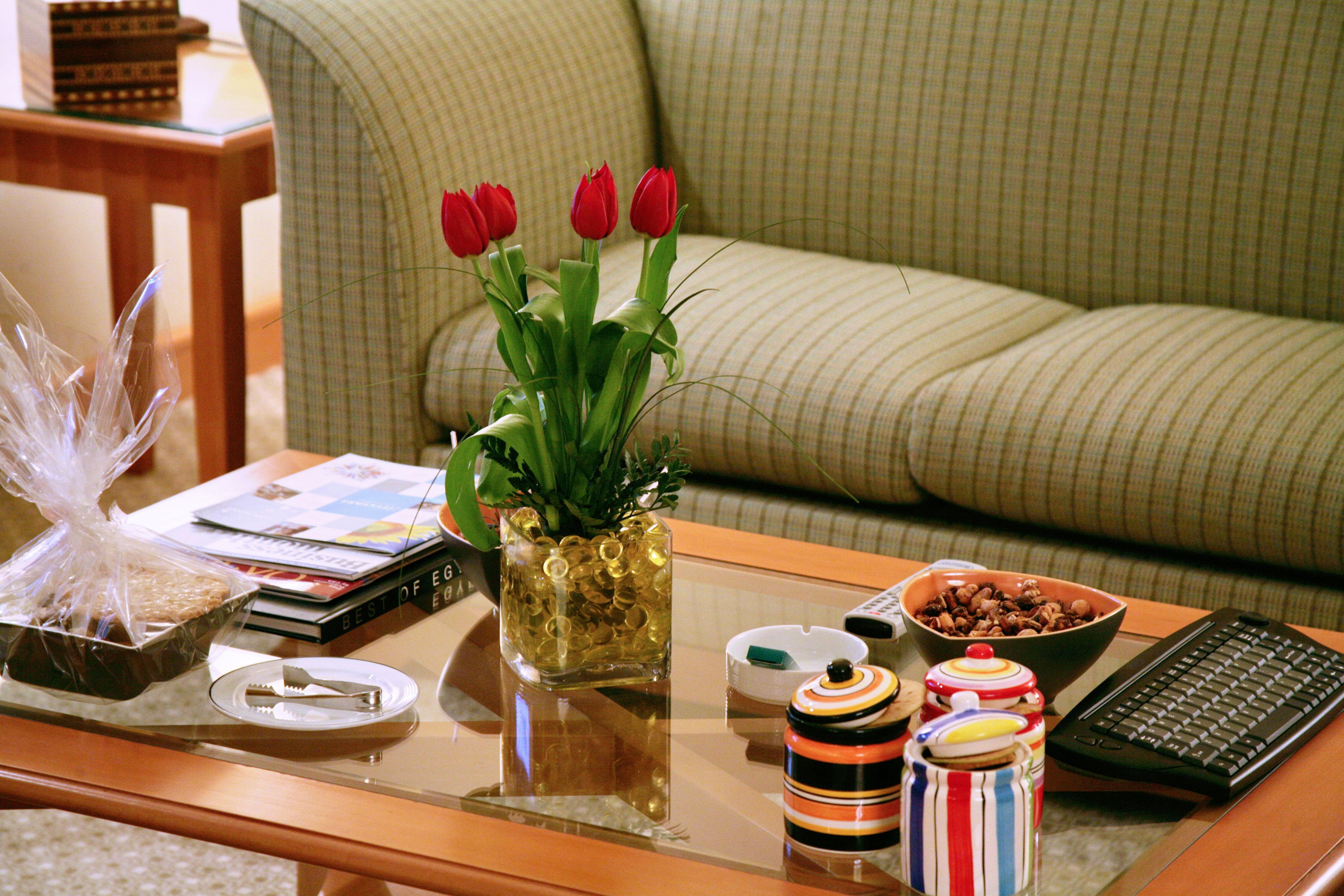 Holiday Inn Citystars By Ihg Cairo Exterior photo A coffee table with a vase of flowers